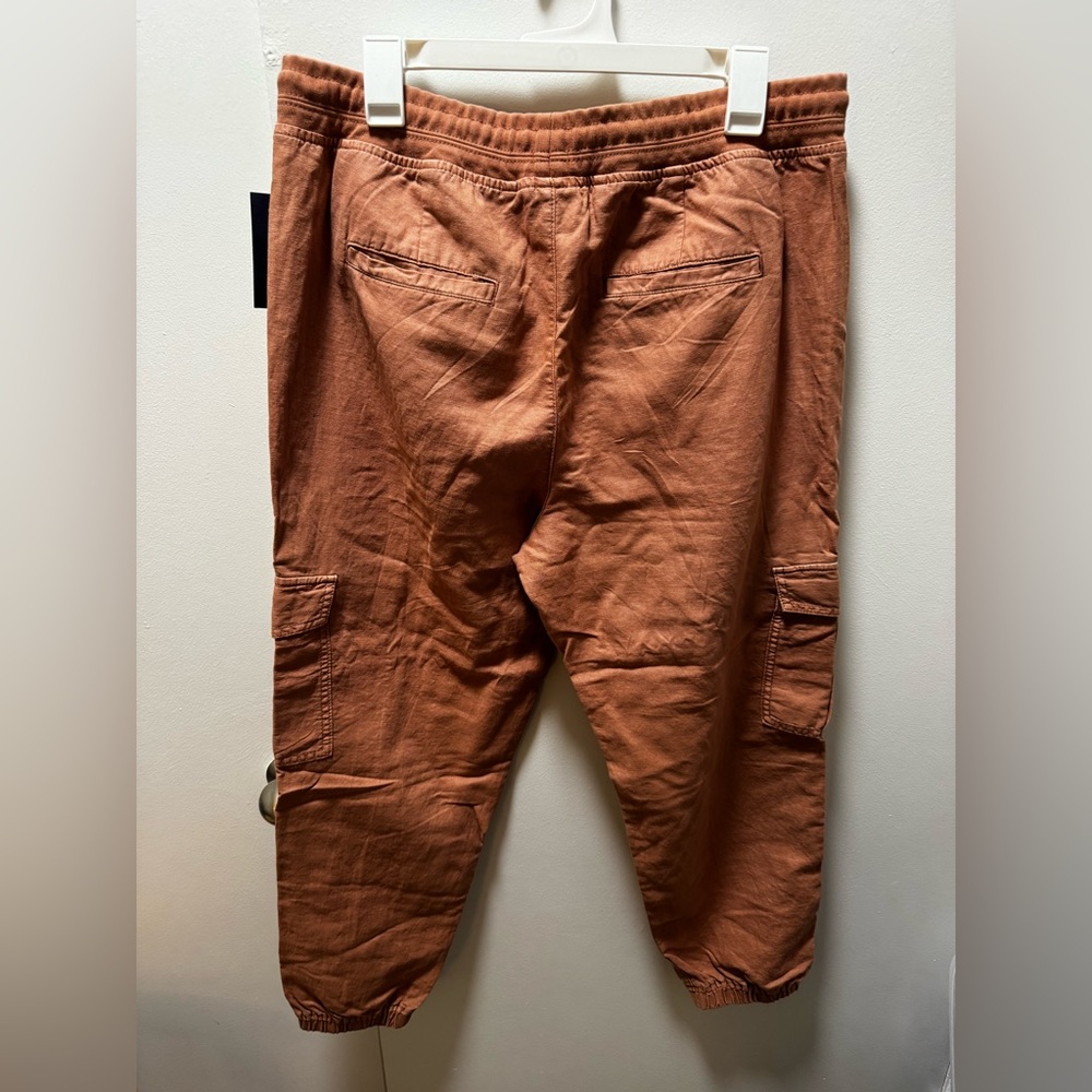 GAP Women's Tan Cargo Pants - Picture 2 of 5